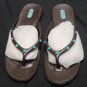 OKAb. brown and turquoise sandals